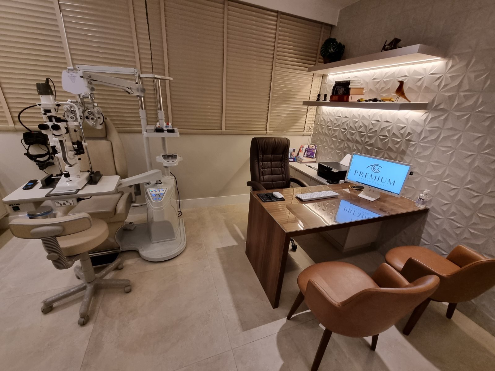 Consultório com equipamentos de exame oftalmológico da Premium Oftalmologia