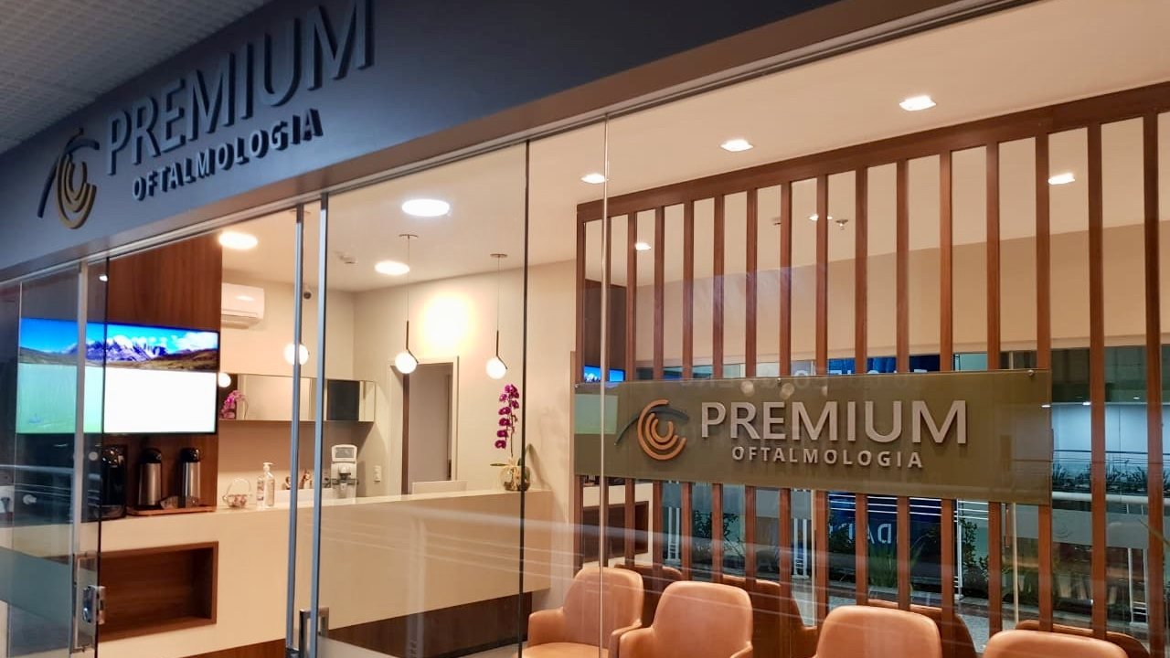 Entrada e recepção da Premium Oftalmologia no Águas Claras Shopping, Brasília