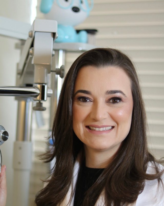 Dra. Pollianna Caetano Oliveira, médica oftalmologista da Premium Oftalmologia